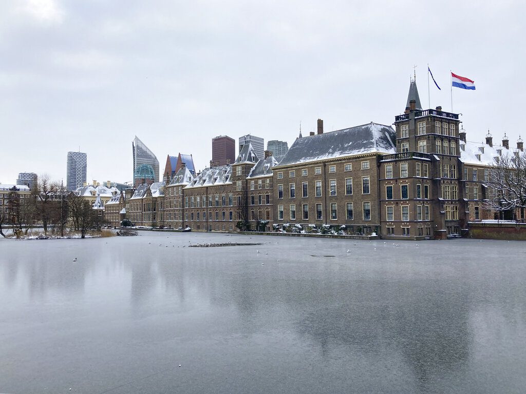 Χάγη: Εκκενώθηκε το κτίριο του εθνικού κοινοβουλίου – Επί τόπου πυροτεχνουργοί