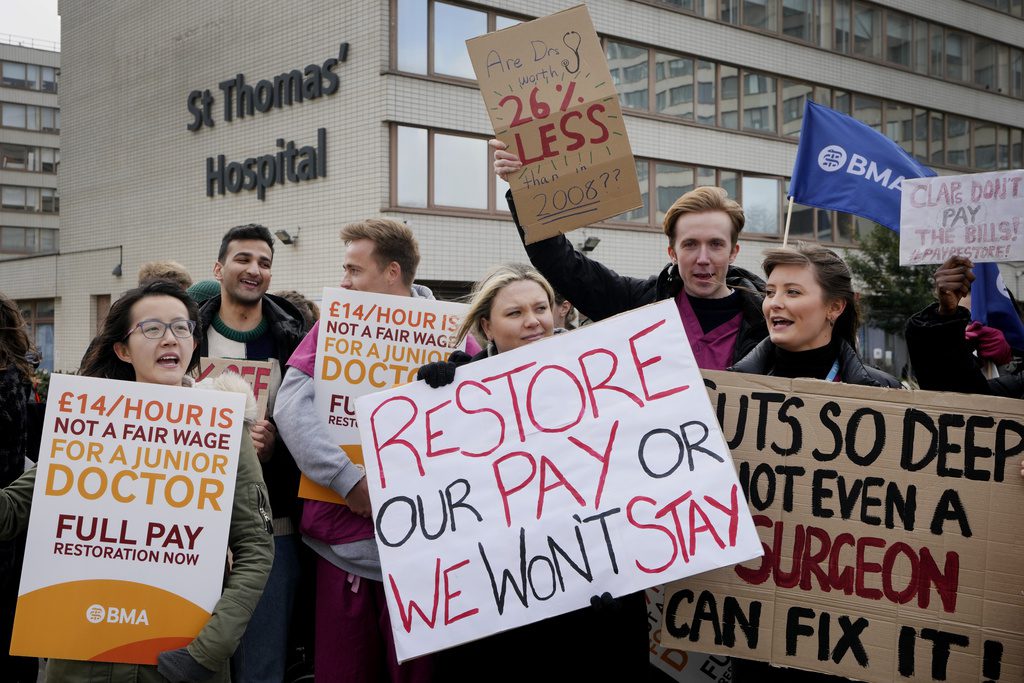 Βρετανία: Τετραήμερη απεργία ξεκινούν οι ειδικευόμενοι γιατροί του NHS – Ζητούν αυξήσεις μισθών