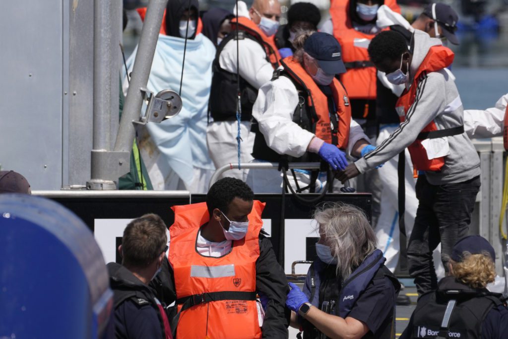 Βρετανία: O Σούνακ θέλει να στοιβάξει μετανάστες σε φορτηγίδες – Αντιδρά η Διεθνής Αμνηστία