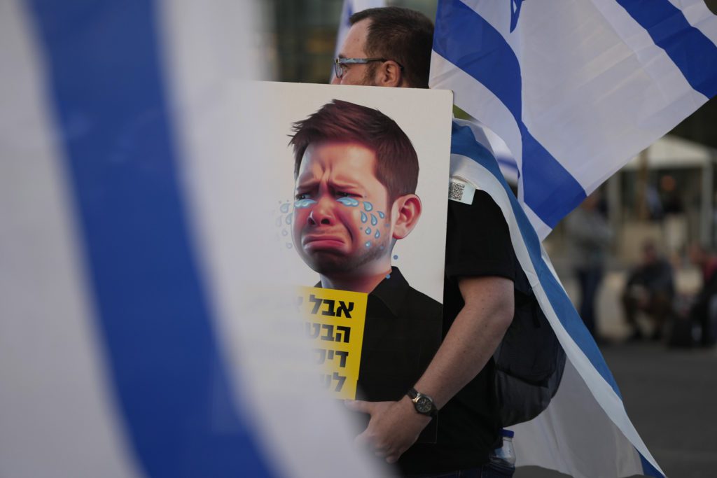 Ισραήλ: «Εμφύλιος» στην πρωθυπουργική οικογένεια μετά τις αναρτήσεις του Γιαΐρ Νετανιάχου