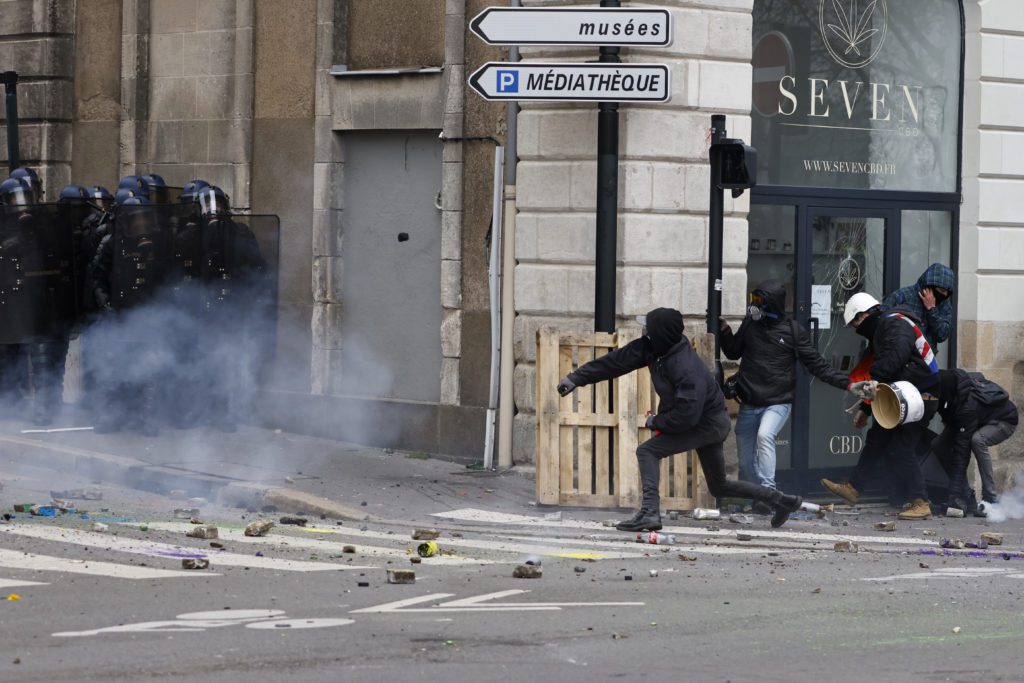 Γαλλία: Πεδίο μάχης το Παρίσι για 11η μέρα- Επεισόδια μεταξύ διαδηλωτών και αστυνομικών (Videos)
