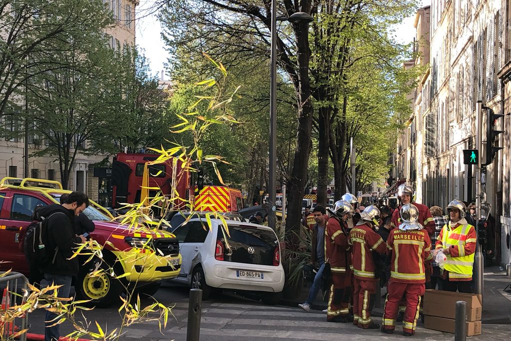 Γαλλία – Κατάρρευση πολυκατοικίας στη Μασσαλία: «Υπάρχουν ελπίδες» να βρεθούν επιζώντες