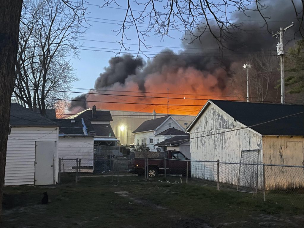 Ιντιάνα: Μεγάλη φωτιά σε χώρο αποθήκευσης πλαστικών – Χιλιάδες κάτοικοι εγκατέλειψαν τα σπίτια τους (Videos)