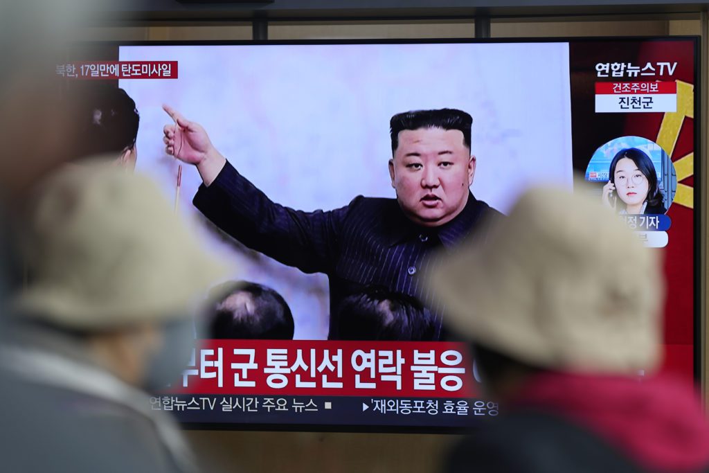 Βόρεια Κορέα: Ο Κιμ Γιονγκ Ουν προανήγγειλε την εκτόξευση κατασκοπευτικού δορυφόρου