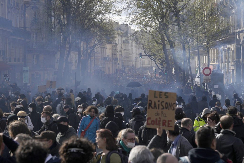 «Καζάνι που βράζει» η Γαλλία – Νέο κύμα διαδηλώσεων κατά του συνταξιοδοτικού Μακρόν (Videos)