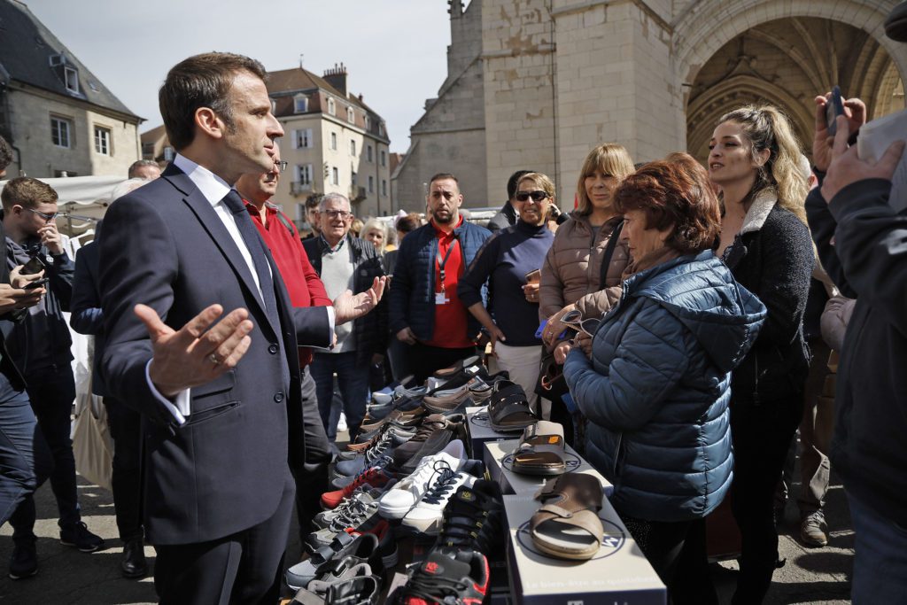 Γαλλία: Λογομαχία Μακρόν με πολίτες σε λαϊκή αγορά – «Λέτε πολλές βλακείες»