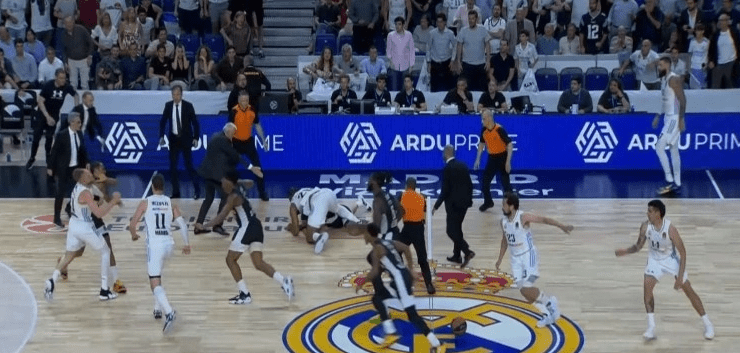 Εuroleague: Μπουνιές και διακοπή στη Μαδρίτη – Σοκαριστικές εικόνες από τις συμπλοκές εντός παρκέ (Video)