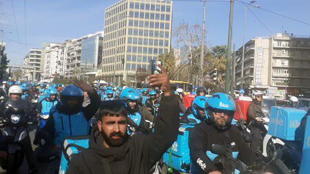 Wolt: Συνεχίζουν απεργιακά οι διανομείς ενάντια στη μείωση των αμοιβών τους