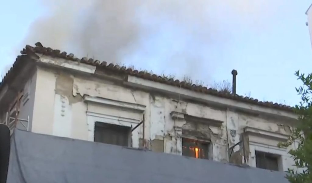 Φωτιά σε κτίριο στο κέντρο της Αθήνας – Κλειστή η Καραγιώργη Σερβίας (Video)
