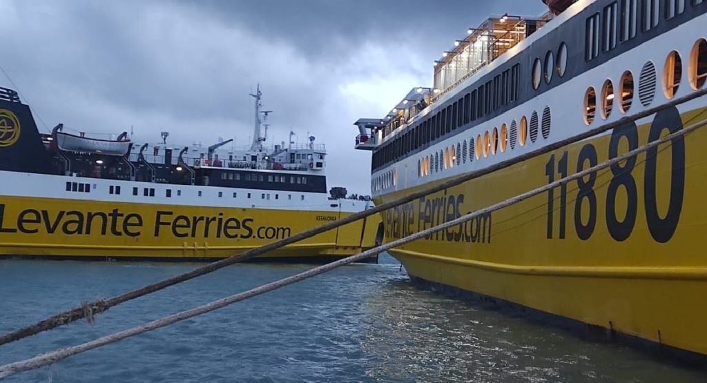 Λιμάνι Κυλλήνης: «Ακούμπησαν» δύο πλοία ενώ έπνεαν ισχυροί άνεμοι