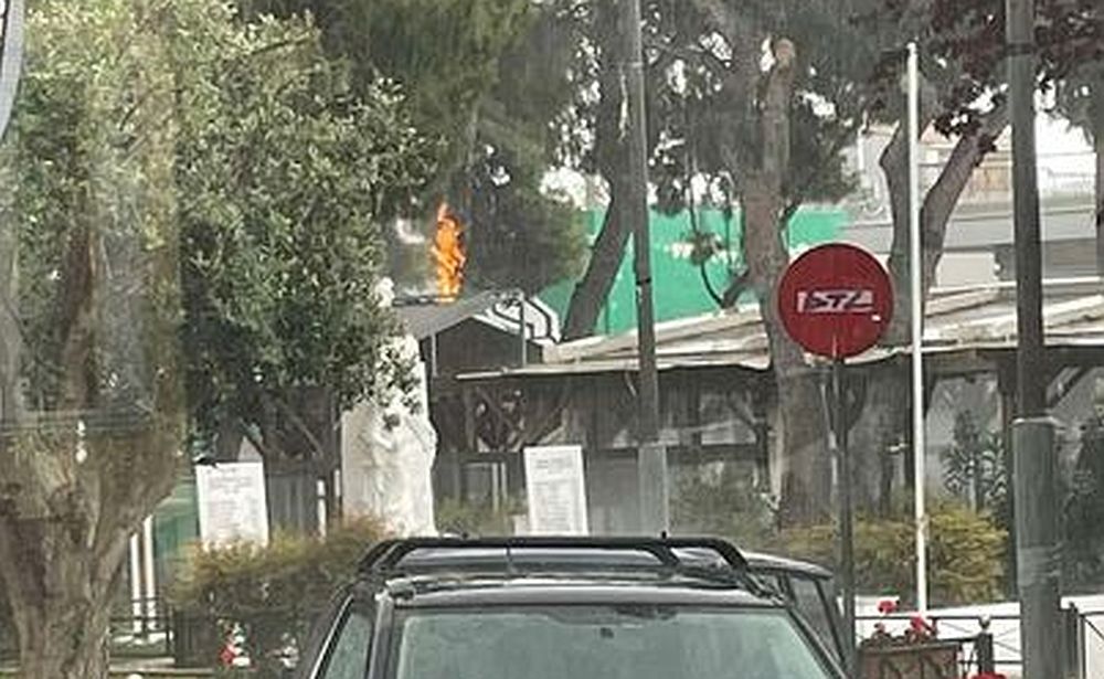 Μαρούσι: Πήρε φωτιά δέντρο από κεραυνό, κοντά σε κεντρική καφετέρια (Photo)