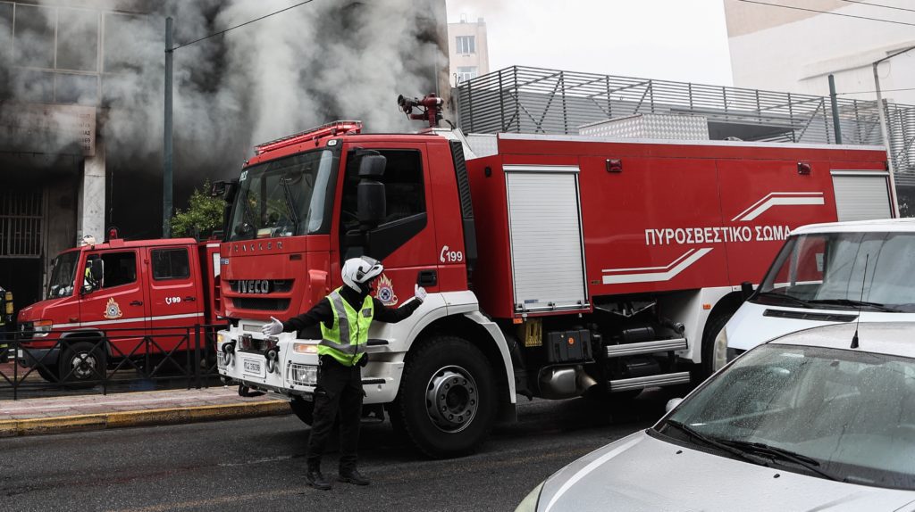 Πειραιάς: Πυρκαγιά στο Διοικητικό Πρωτοδικείο – Κλειστό μέχρι να αξιολογηθούν οι ζημιές