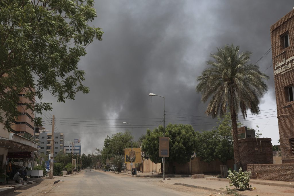 Σουδάν: Σφοδρές μάχες μεταξύ στρατού και παραστρατιωτικών στο Χαρτούμ (Video)