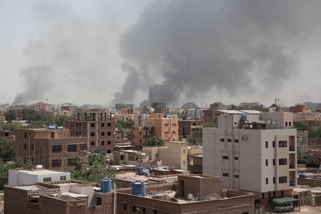 Σουδάν: Συνεχίζεται για δεύτερη μέρα η στρατιωτική ανάφλεξη – Μαρτυρίες για εγκλωβισμένους αμάχους