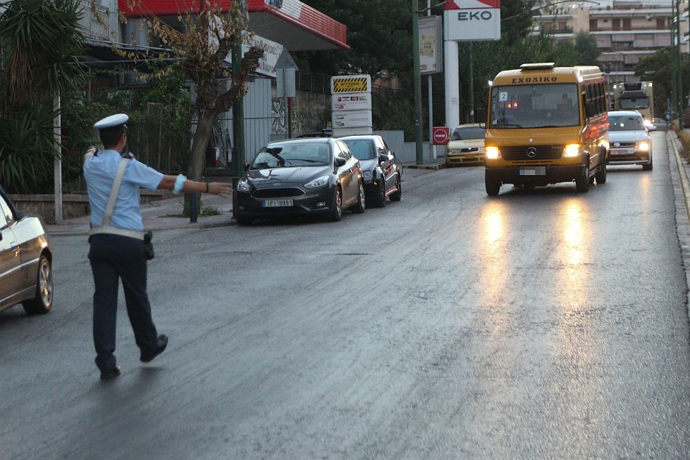 Καλύβια: Συνελήφθη οδηγός σχολικού που μετέφερε 40 μαθητές χωρίς δίπλωμα