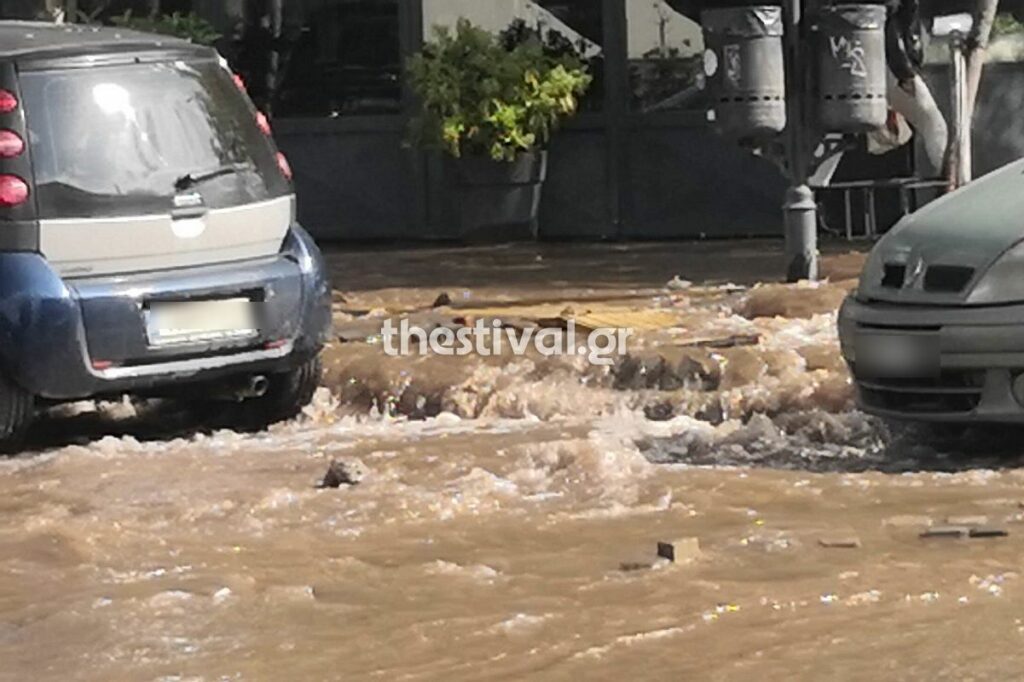 Θεσσαλονίκη: Έσπασε αγωγός αποχέτευσης έξω από τα δικαστήρια – Χείμαρρος ο δρόμος (Photos – Video)