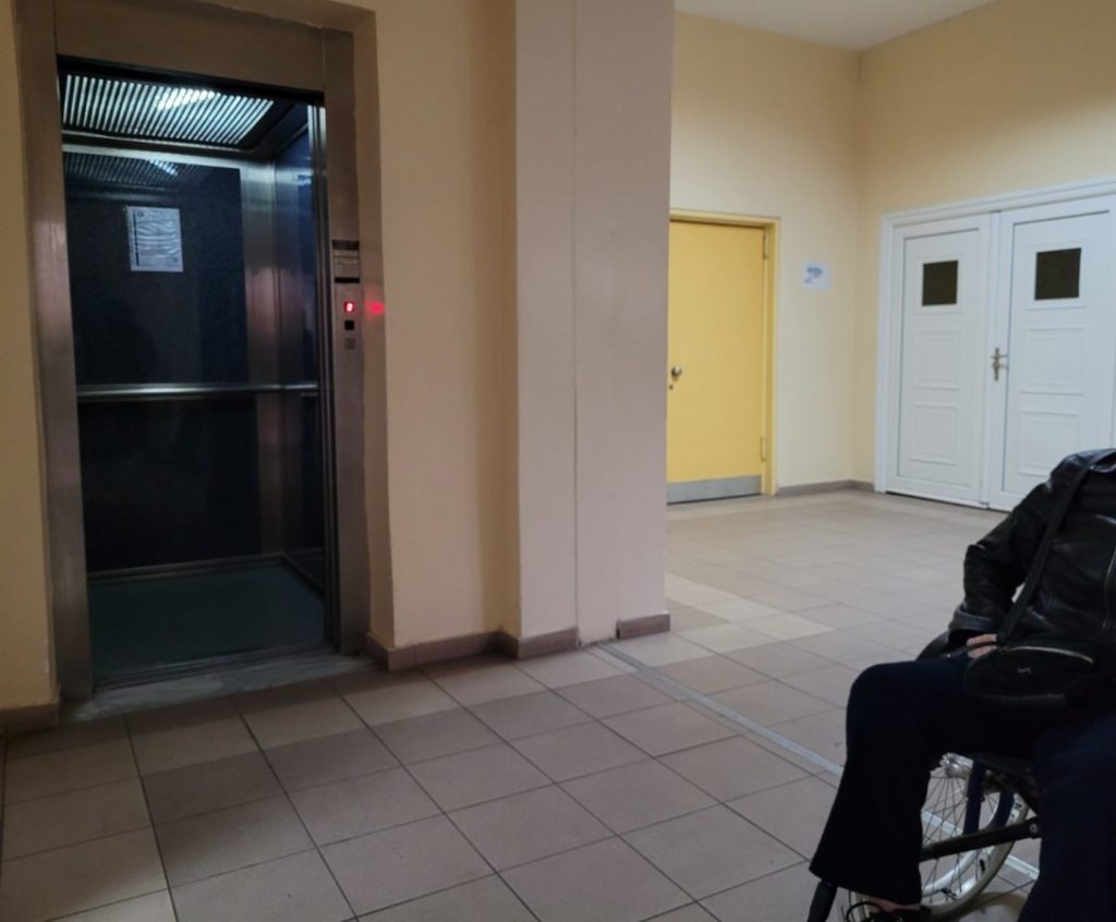 Δεύτερο περιστατικό βλάβης σε ασανσέρ στη Λάρισα – Γυναίκα με αναπηρία δεν μπορεί να ψηφίσει (Video)