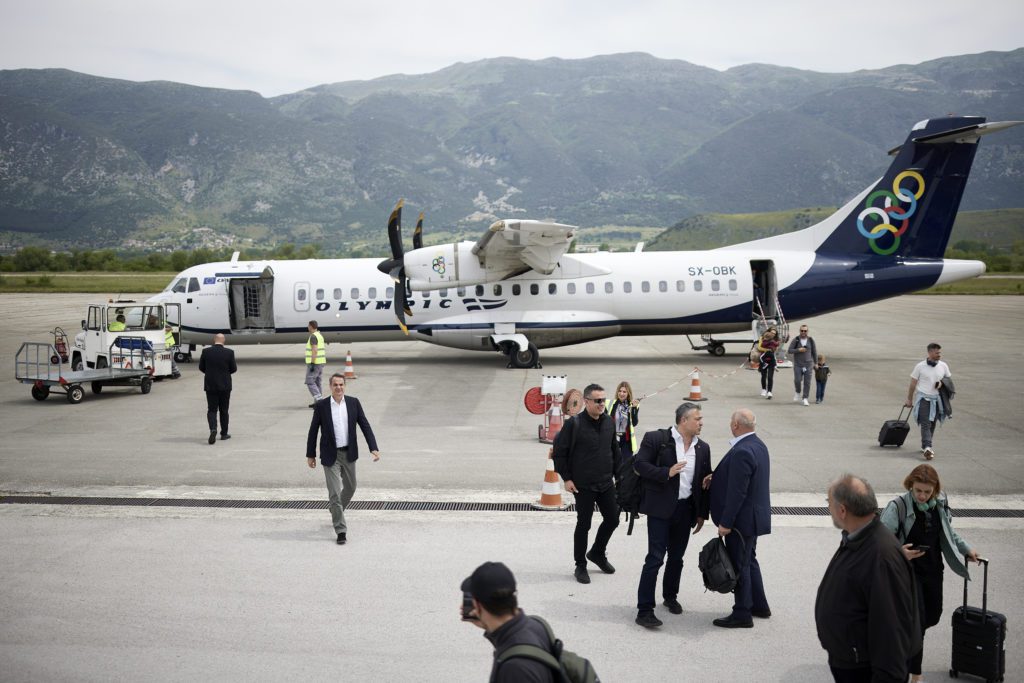 Μετά την κατακραυγή για το πρωθυπουργικό αεροσκάφος ο Μητσοτάκης βγάζει φωτογραφίες μπροστά σε αεροπλάνο της γραμμής