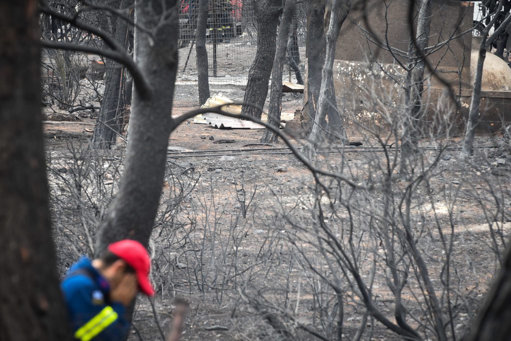 Μάτι: Δεύτερη δικαστική απόφαση επιρρίπτει ευθύνες σε Πυροσβεστική και Πολιτική Προστασία, «αθωώνει» Δούρου