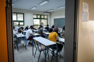 To Twitter διακωμωδεί τις δικαιολογίες των υπουργείων για την κατάρρευση της Τράπεζας Θεμάτων