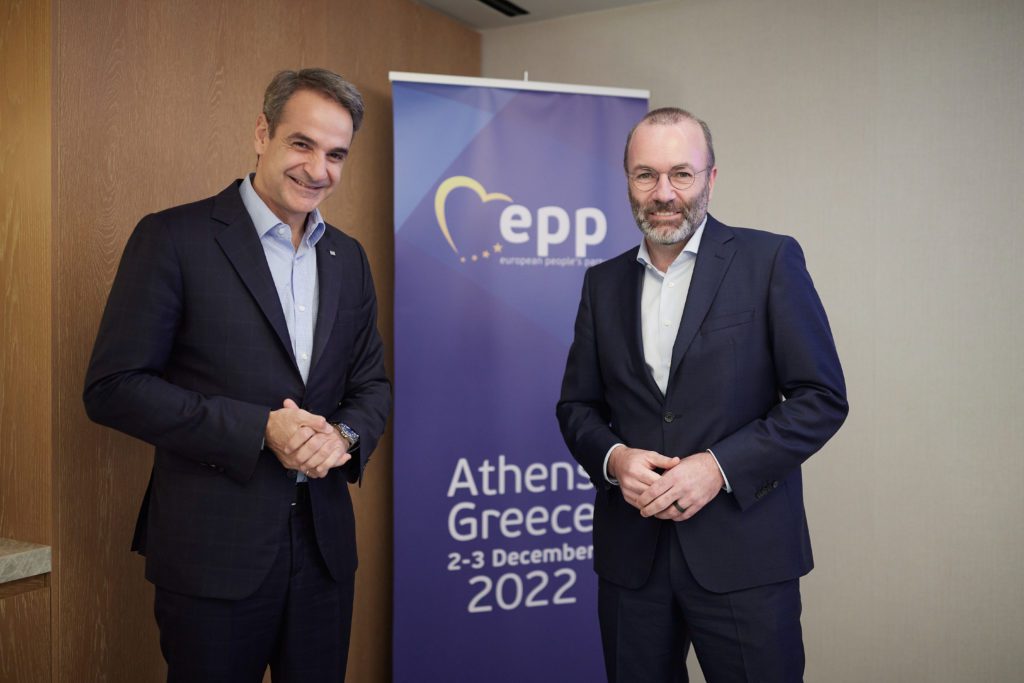 Αποκάλυψη Euractiv: Το ΕΛΚ χρυσοπληρώνει στενούς συμβούλους του Μητσοτάκη με… βεβαρυμένο παρελθόν