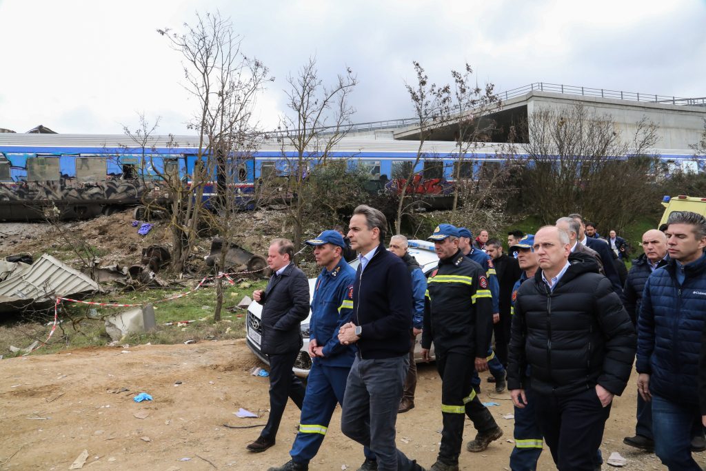 Έγκλημα στα Τέμπη: Μήνυση κατά Μητσοτάκη, Καραμανλή, Γεραπετρίτη και άλλων 14 προσώπων κατέθεσαν οι συγγενείς των θυμάτων