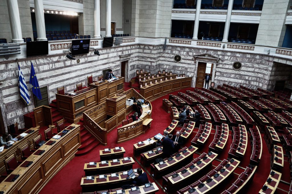 «Μάχη» πολιτικών αρχηγών στη Βουλή για το φορολογικό νομοσχέδιο