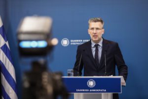 Επιμένει στην ταύτιση ΣΥΡΙΖΑ-ΠΑΣΟΚ με τραμπικές επιθέσεις η Νέα Δημοκρατία
