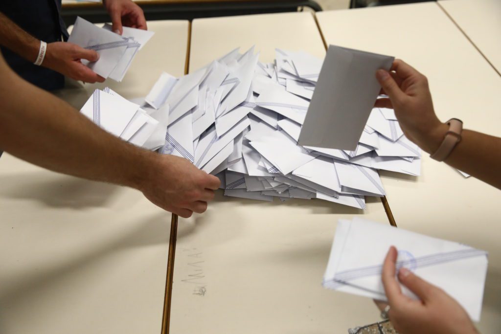 Εκλογές 2023: Σε εξέλιξη η παράδοση των σάκων με τα ψηφοδέλτια στα Πρωτοδικεία της χώρας