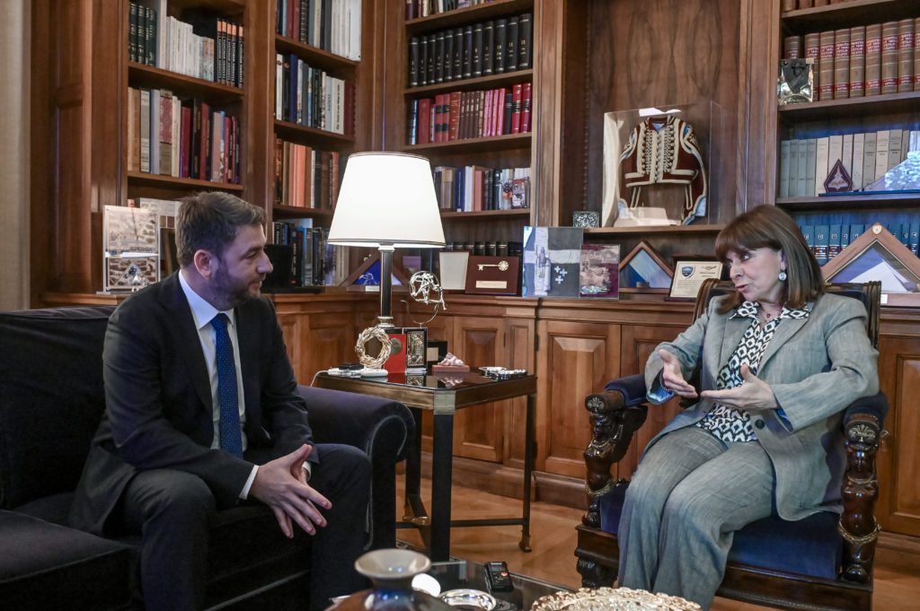 Επέστρεψε τη διερευνητική εντολή στην Πρόεδρο της Δημοκρατίας ο Ανδρουλάκης Επέστρεψε τη διερευνητική εντολή στην Πρόεδρο της Δημοκρατίας ο Ανδρουλάκης