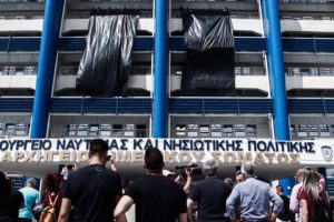 Ξεχειλίζει η οργή στο Πέραμα: Τα «μεροκάματα του τρόμου», οι προειδοποιήσεις που αγνοήθηκαν και η&#8230; φιέστα Μητσοτάκη
