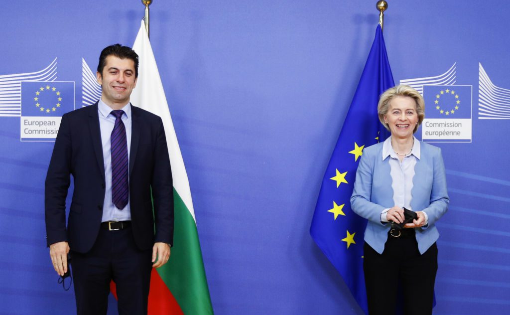 Euractiv: «To πολιτικό σκάνδαλο στη Βουλγαρία και η ανάμιξη της φον ντερ Λάιεν»