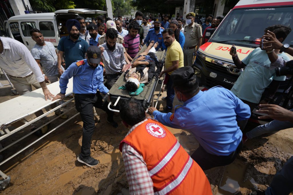 Τραγωδία στην Ινδία: Δεκάδες νεκροί σε πτώση λεωφορείου από γέφυρα