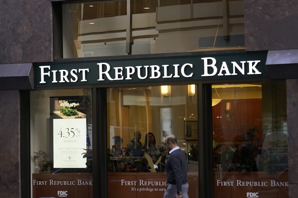 First Republic Bank: «Βόμβα» στις ΗΠΑ – Στα χέρια των ρυθμιστικών Αρχών η τράπεζα – Περνάει στην JP Morgan