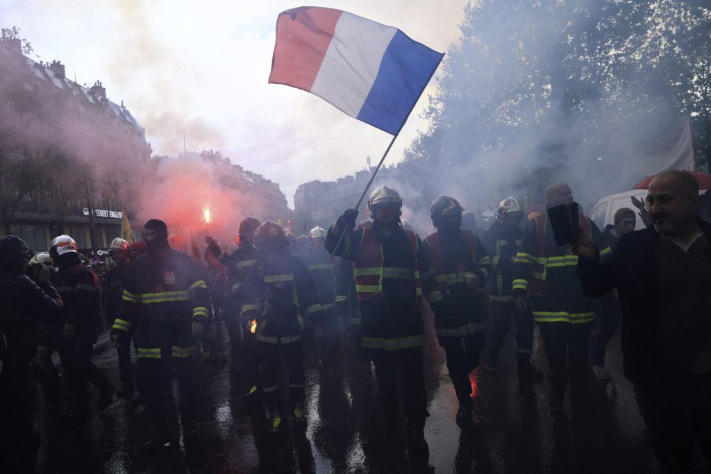 Γαλλία: Πρωτομαγιά-ορόσημο με εκατοντάδες χιλιάδες πολίτες στους δρόμους για το συνταξιοδοτικό (Photos)
