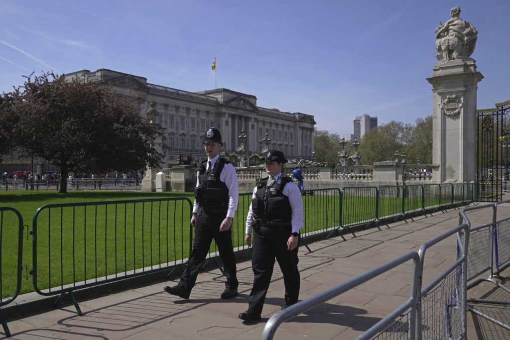 Βρετανία: Φρούριο το Λονδίνο με 29.000 αστυνομικούς στους δρόμους για την τελετή στέψης του Καρόλου