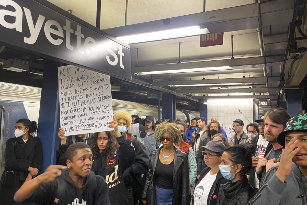 Οργή στις ΗΠΑ: Νεκρός Αφρομερικανός από επίθεση πρώην πεζοναύτη στο μετρό της Νέας Υόρκης
