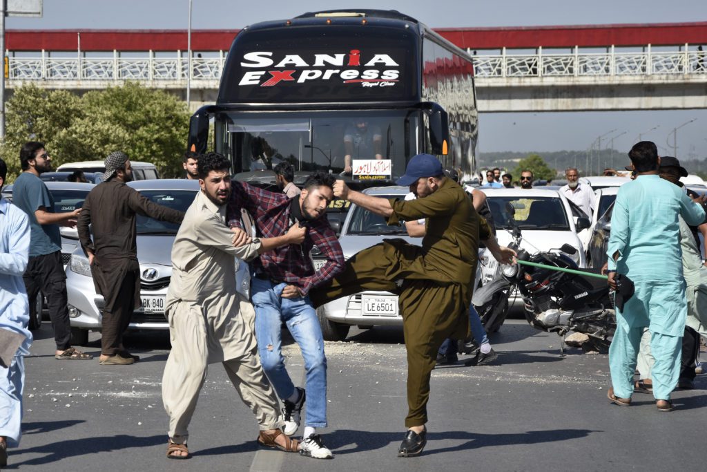 Πακιστάν: Βίαια επεισόδια οπαδών του πρώην πρωθυπουργού Ιμράν Χαν μετά τη σύλληψή του