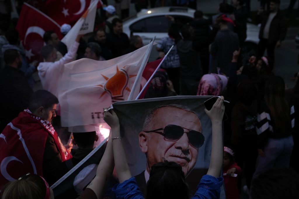 Εκλογές στην Τουρκία: Πώς ο Ερντογάν ανέτρεψε τις εκτιμήσεις – Ποιον θα στηρίξει ο Ογάν στον β’ γύρο