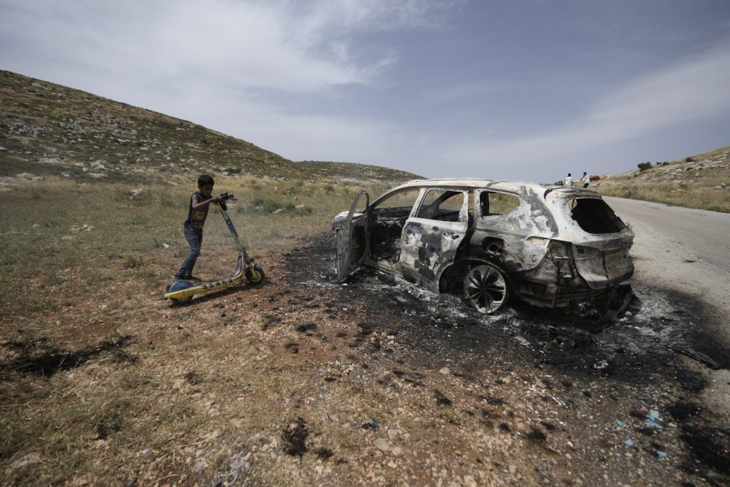 Δυτική Όχθη: Ισραηλινοί έποικοι επιτέθηκαν σε Παλαιστίνιους αγρότες και έκαψαν οχήματα τους
