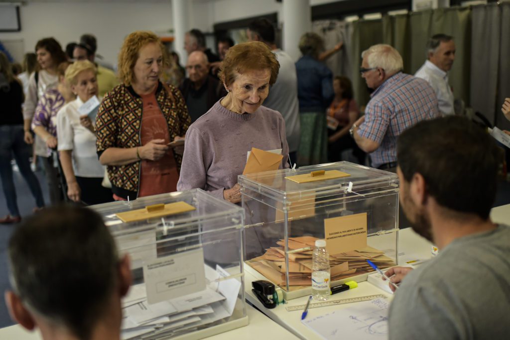 Ισπανία: Πρώτη η δεξιά στις περιφερειακές εκλογές – Άνοδος και για το ακροδεξιό Vox