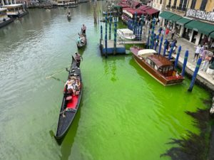 Βενετία: Λύθηκε το μυστήριο &#8211; Γιατί βάφτηκε τελικά πράσινο το Μεγάλο Κανάλι; (Photos &#8211; Video)