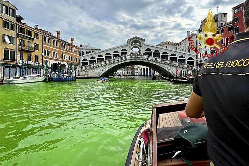 Βενετία: Τα νερά έγιναν πράσινα στο Μεγάλο Κανάλι – Έρευνα από τις τοπικές Αρχές (Photos – Video)
