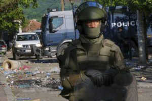Καζάνι που βράζει το Κόσοβο: Δύναμη του ΝΑΤΟ σε παράταξη έξω από δημοτικό κτίριο στη Ζβέτσαν (Photos)