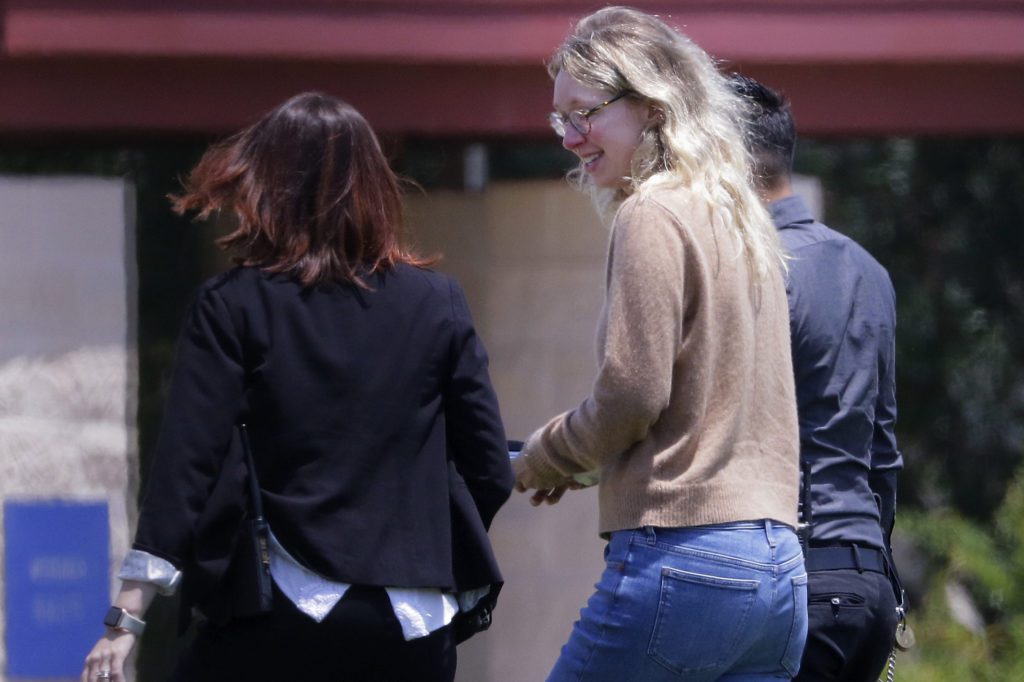 ΗΠΑ: Στη φυλακή η Ελίζαμπεθ Χολμς για την ιατρική απάτη της Theranos