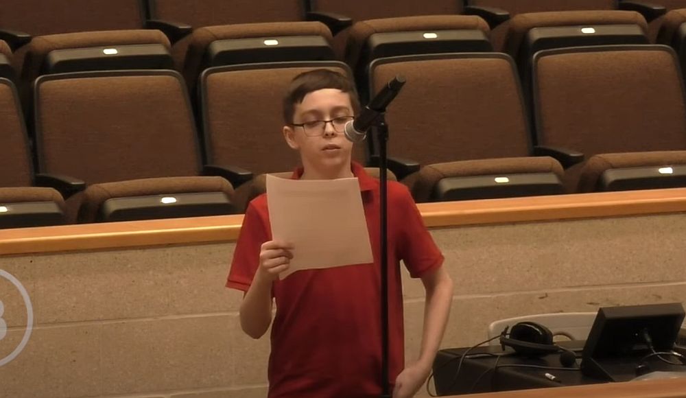 ΗΠΑ: Μαθητής πήγε στο σχολείο με μπλουζάκι που έγραφε «υπάρχουν μόνο δύο φύλα» και αποβλήθηκε (Video)