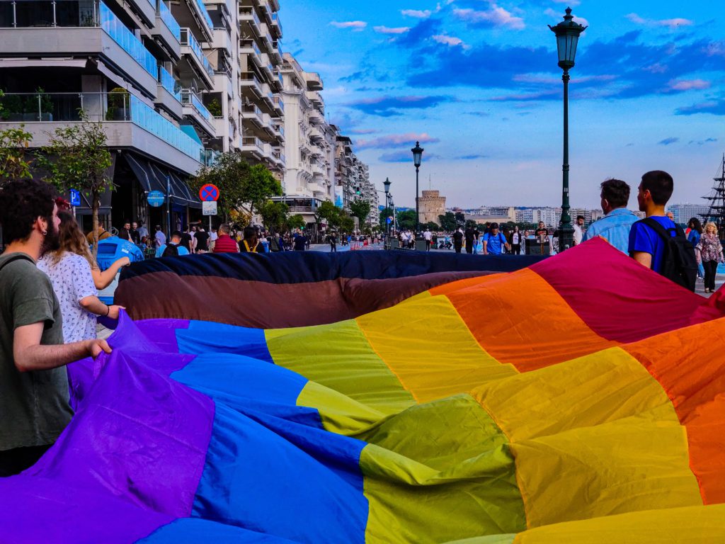 Πολύχρωμη διαδήλωση του αυτοοργανωμένου Pride στη Θεσσαλονίκη (Video)