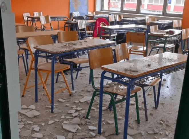 Τρίκαλα: Έπεσαν σοβάδες σε σχολική αίθουσα – Υπήρχαν μέσα μαθητές (Photos)