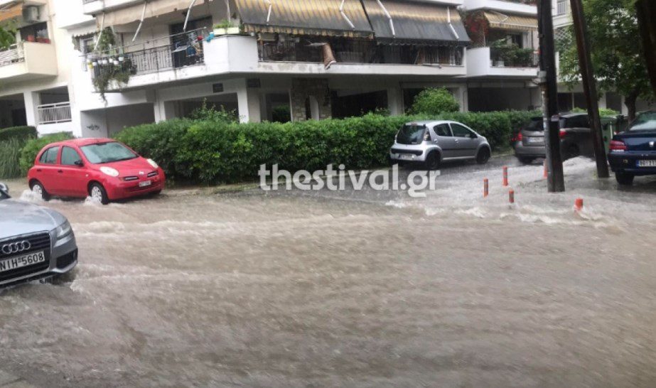 Σφοδρή καταιγίδα έπληξε τη Θεσσαλονίκη: «Ποτάμια» οι δρόμοι – 70 κλήσεις στην Πυροσβεστική (Photos-Video)