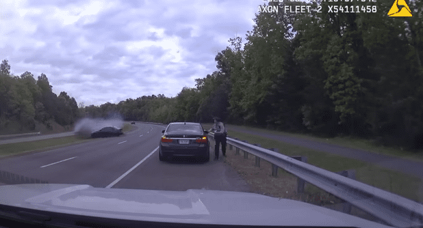 Τροχαίο – σοκ στη Δυτική Βιρτζίνια: Ανεξέλεγκτο όχημα έπεσε πάνω σε αστυνομικό (Video)